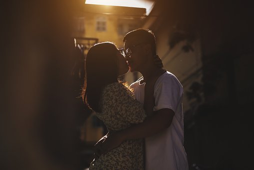 男人出軌以后，妻子解決婚外情的時候千万不要和小三搶！